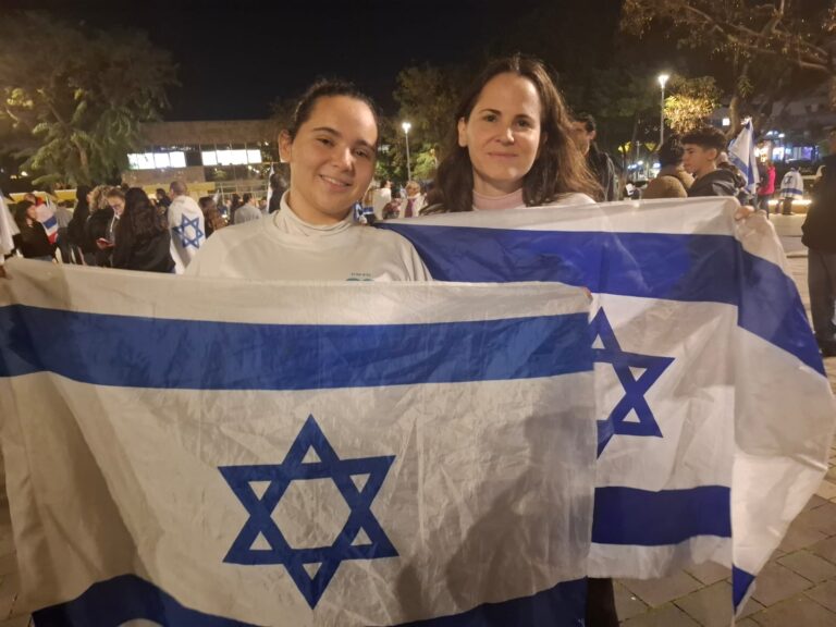 דבי פרידנלנדר (מימין) ובתה תמר, בחגיגות שחרורה מהשבי של נעמה לוי ברעננה (צילום: הדס יום טוב)