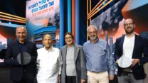 איל חיות-מן, הזוכה בפרס הביכורים (מימין); עו"ד בני דרייפוס, מנכ"ל מפעל הפיס; השופטת אסתר חיות, נשיאת בית המשפט העליון בדימוס ויו"ר ועדת השיפוט; רו"ח אביגדור יצחקי, יו"ר מפעל הפיס; ויוסי אבני-לוי, הזוכה בפרס ספיר לספרות (צילום: סיון פרג')