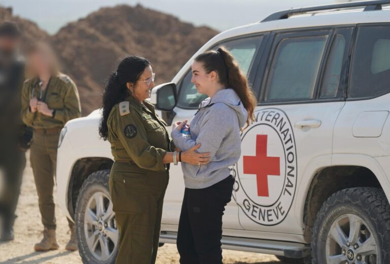 אגם ברגר פוגשת את כוחות צה"ל לאחר שחרורה משבי חמאס (צילום: דובר צה"ל)
