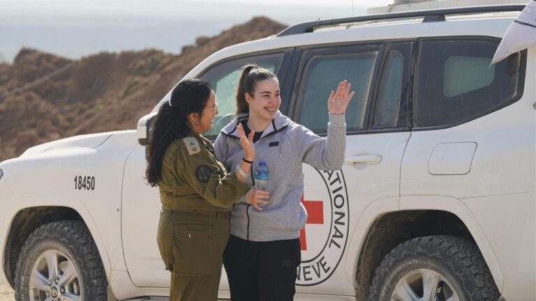 אגם ברגר פוגשת את כוחות צה"ל לאחר שחרורה משבי חמאס (צילום: דובר צה"ל)