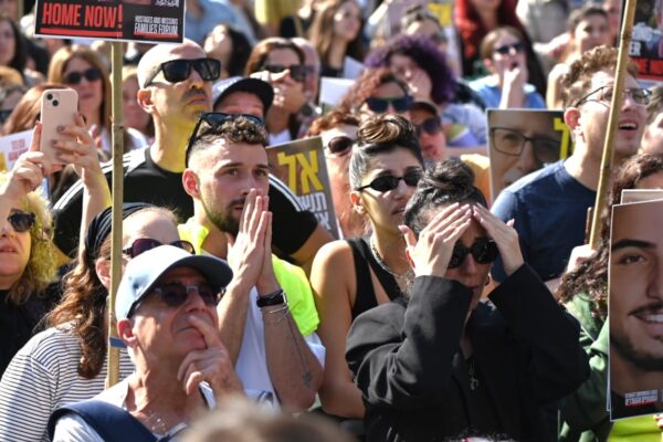 כיכר החטופים במהלך שחרורם משבי חמאס של ארבל יהוד, גדי מוזס ואגם ברגר (צילום: אור גואטה)