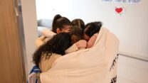 התצפיתניות ששוחררו משבי חמאס בחיבוק משותף בבית החולים בילינסון (צילום: דובר צה״ל)