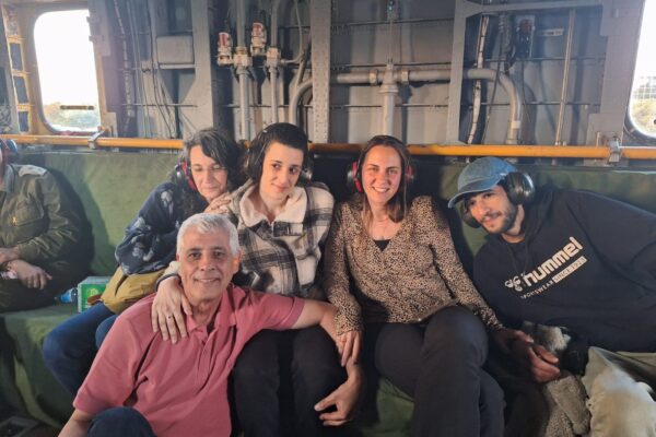 ארבל יהוד מתאחדת עם בני משפחתה במסוק בדרך לבית החולים (צילום: דובר צה״ל)