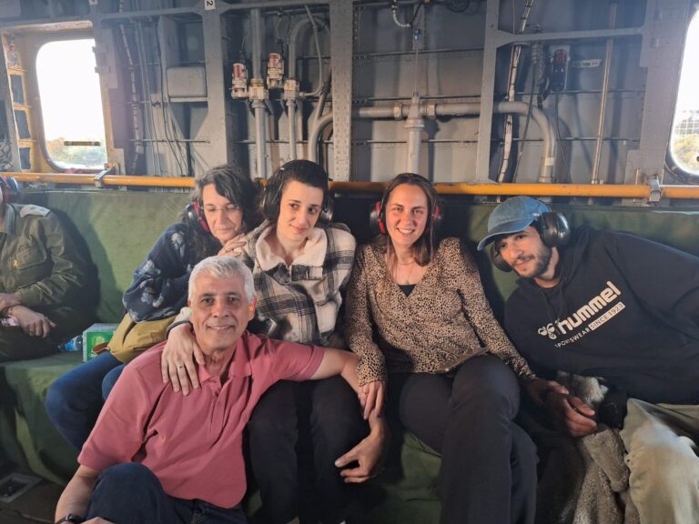 ארבל יהוד עם בני משפחתה במסוק בדרך לבית החולים (צילום: דובר צה״ל)