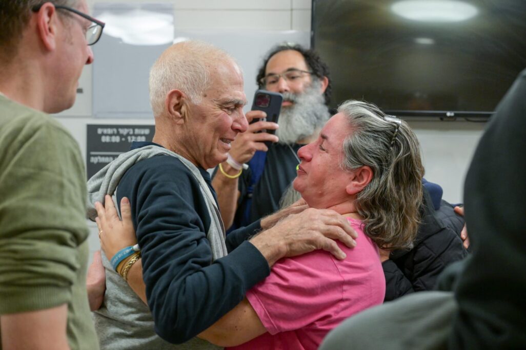 גדי מוזס במפגש ראשון עם משפחתו (צילום: המרכז הרפואי איכילוב)