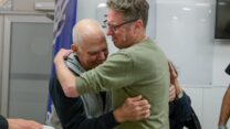 גדי מוזס במפגש ראשון עם משפחתו (צילום: המרכז הרפואי איכילוב)