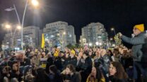 עצרת קהילת ניר עוז עם שחרורם של ארבל יהוד וגדי מוזס משבי החמאס (צילום: ניצן צבי כהן)