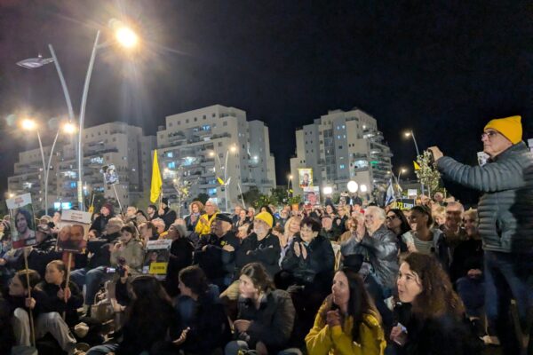 עצרת קהילת ניר עוז עם שחרורם של ארבל יהוד וגדי מוזס משבי החמאס (צילום: ניצן צבי כהן)