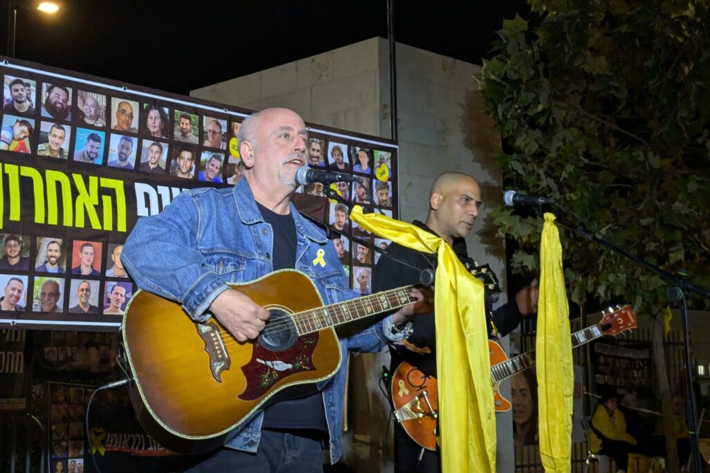 הזמר מיכה שטרית, שהוזמן לעצרת קהילת ניר עוז בכרמי גת, לרגל שחרורם של ארבל יהוד וגדי מוזס משבי החמאס (צילום: קרן שמש) הזמר מיכה שטרית, שהוזמן לעצרת קהילת ניר עוז בכרמי גת, לרגל שחרורם של ארבל יהוד וגדי מוזס משבי החמאס (צילום: קרן שמש)