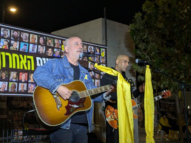 הזמר מיכה שטרית, שהוזמן לעצרת קהילת ניר עוז בכרמי גת, לרגל שחרורם של ארבל יהוד וגדי מוזס משבי החמאס (צילום: קרן שמש)