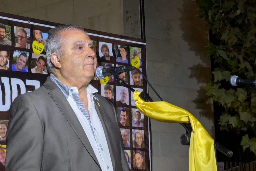 אייבי מוזס, יו"ר ארגון נפגעי פעולות איבה, בעצרת קהילת ניר עוז (צילום: קרן שמש) אייבי מוזס, יו"ר ארגון נפגעי פעולות איבה, בעצרת קהילת ניר עוז (צילום: קרן שמש)
