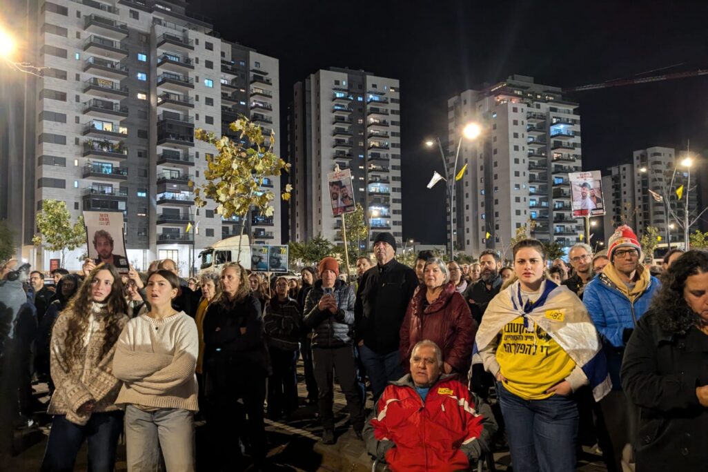עצרת קהילת ניר עוז עם שחרורם של ארבל יהוד וגדי מוזס משבי החמאס (צילום: קרן שמש) עצרת קהילת ניר עוז עם שחרורם של ארבל יהוד וגדי מוזס משבי החמאס (צילום: קרן שמש)