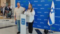 מירב ושלומי, הוריה של התצפיתנית אגם ברגר שחזרה מהשבי ברצועת עזה (צילום: ניצן צבי כהן)