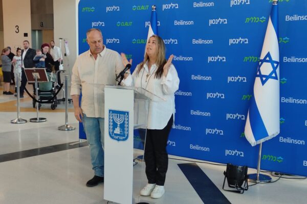מירב ושלומי, הוריה של התצפיתנית אגם ברגר שחזרה מהשבי ברצועת עזה (צילום: ניצן צבי כהן)