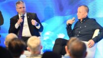 יו"ר הסתדרות עובדי המדינה אופיר אלקלעי, בשיחה עם שר החינוך יואב קיש בכנס הנהגת הסתדרות עובדי המדינה (צילום: קובי קואקס)