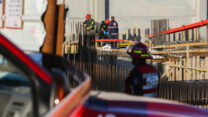 צוותי חילוץ בזירת תאונת עבודה באתר בנייה בקריית גת (צילום: פלאש90)