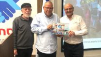 יו"ר הסתדרות הגמלאים שמוליק מזרחי (מימין), יו"ר ההסתדרות ארנון בר-דוד ומנכ"ל הסתדרות הגמלאים אפרים קורן