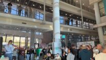אסיפת עובדים ב'פרטנר' בכניסה למטה החברה בראש העין (צילום: ועד עובדי פרטנר)