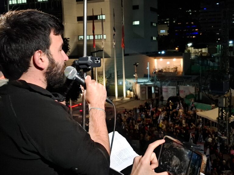 אבשלום זוהר סל, שלחם בעזה, בכיכר החטופים (צילום: הדס יום טוב)