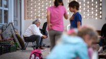 דני דניאל עם הילדים בפינת המשחקים (צילום: דוד טברסקי)