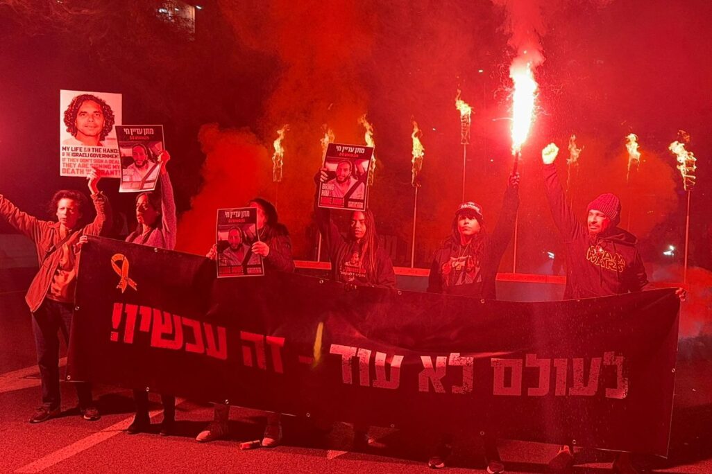משפחות החטופים חוסמות את איילון עם חנוכיית ענק (צילום: מטה המאבק)
