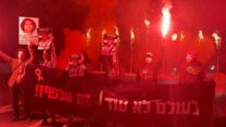 משפחות החטופים חוסמות את איילון עם חנוכיית ענק (צילום: מטה המאבק)