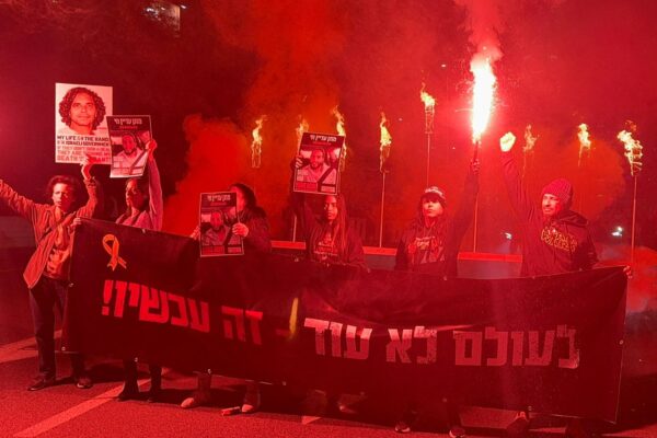 משפחות החטופים חוסמות את איילון עם חנוכיית ענק (צילום: מטה המאבק)