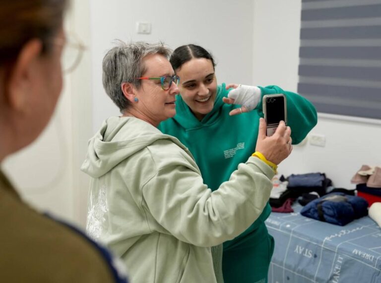 אמילי דמארי ואמה, במפגש ראשון לאחר שחרורה משבי חמאס (צילום: דובר צה"ל)