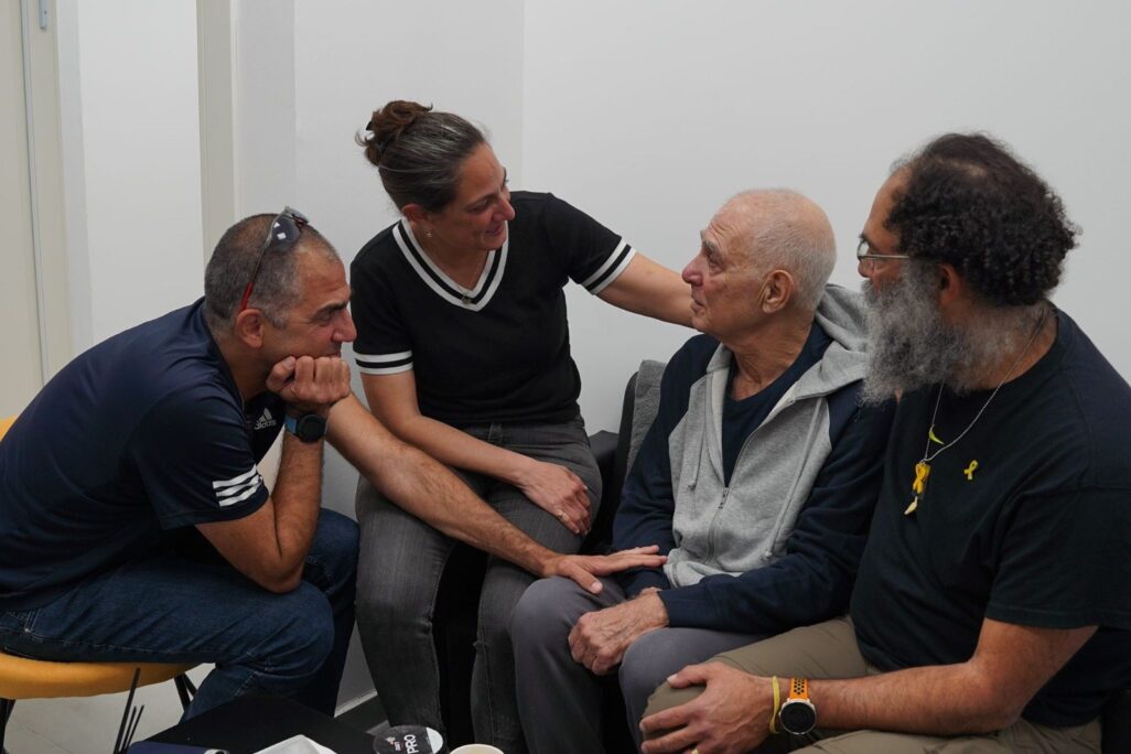 גדי מוזס במפגש הראשון עם ילדיו יאיר, מורן ועודד לאחר שחרורו מהשבי (צילום: דובר צה"ל) גדי מוזס במפגש הראשון עם ילדיו יאיר, מורן ועודד לאחר שחרורו מהשבי (צילום: דובר צה"ל)