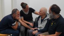 גדי מוזס במפגש הראשון עם ילדיו יאיר, מורן ועודד לאחר שחרורו מהשבי (צילום: דובר צה"ל)