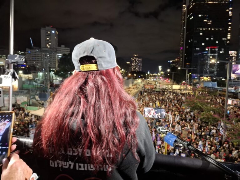 אילנה גריצווסקי בהפגנה בבגין (צילום: הדס יום טוב)