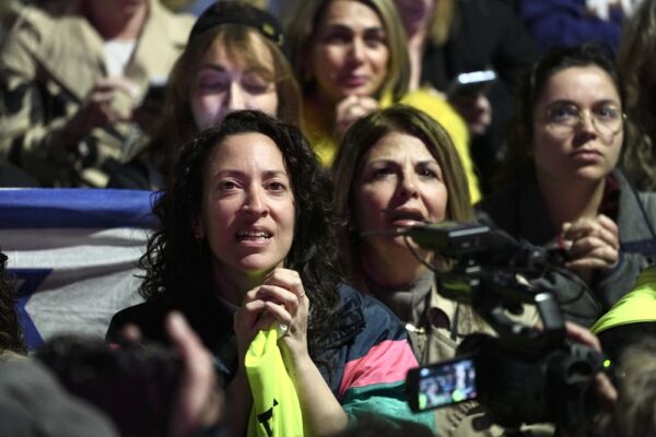 כיכר החטופים עם שחרורן של רומי גונן, דורון שטיינברכר ואמילי דמארי (צילום: כדיה לוי)