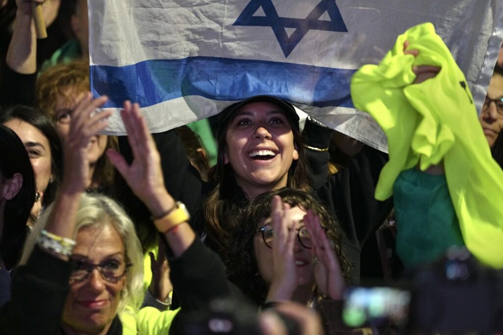 כיכר החטופים עם שחרורן של רומי גונן, דורון שטיינברכר ואמילי דמארי (צילום: כדיה לוי) כיכר החטופים עם שחרורן של רומי גונן, דורון שטיינברכר ואמילי דמארי (צילום: כדיה לוי)