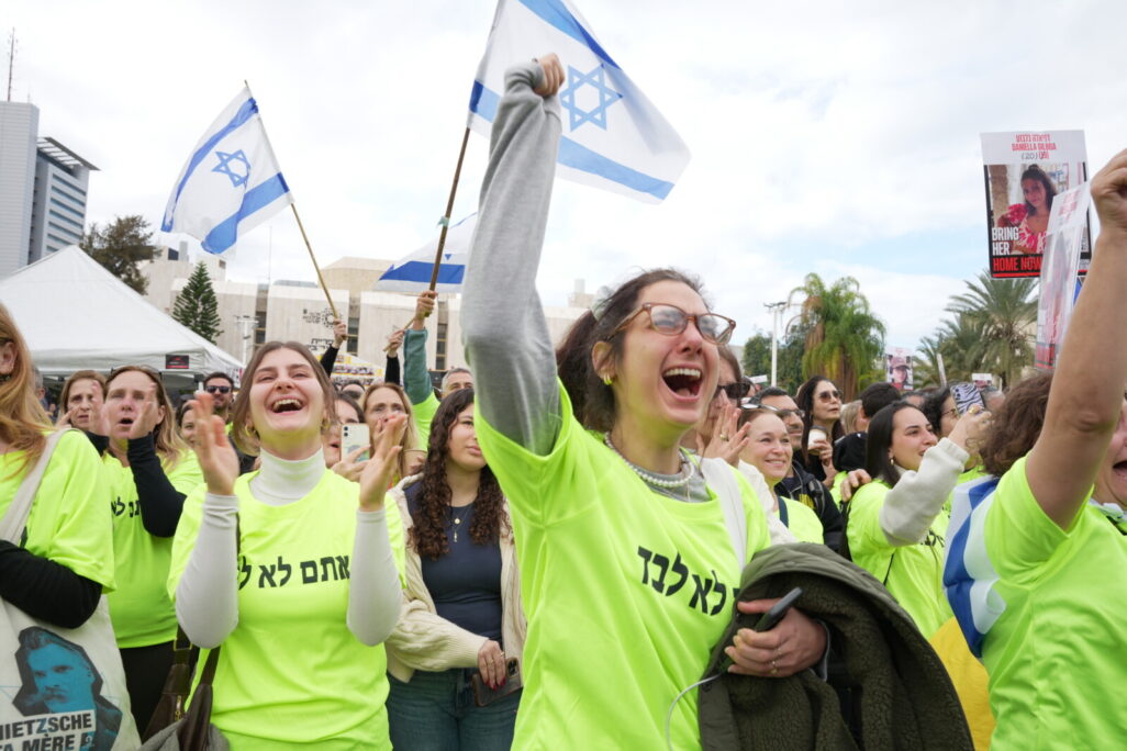 כיכר החטופים לאחר ההודעה על שחרורן של החטופות (צילום: כדי לוי)