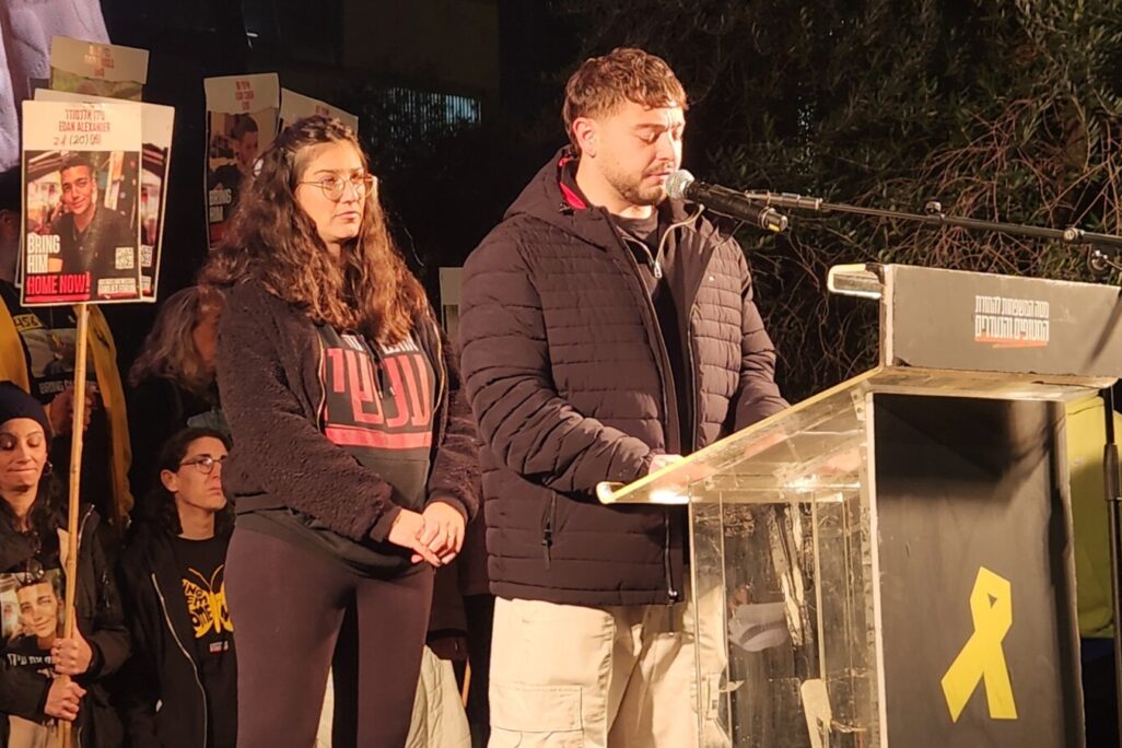 אלמוג מאיר ג'אן בכיכר החטופים בתל אביב (צילום: מרסלו שניידמן) אלמוג מאיר ג'אן בכיכר החטופים בתל אביב (צילום: מרסלו שניידמן)