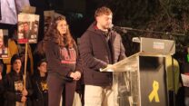 אלמוג מאיר ג'אן בכיכר החטופים בתל אביב (צילום: מרסלו שניידמן)