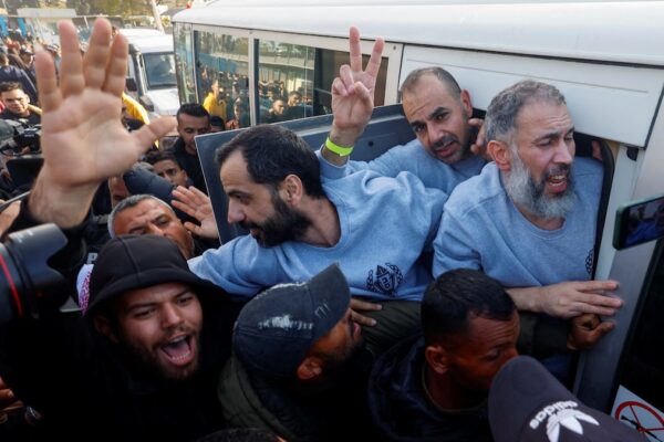 מחבלים ששוחררו לרמאללה בפעימה השנייה של עסקת החטופים והפסקת האש (צילום: REUTERS/Mohammed Salem)