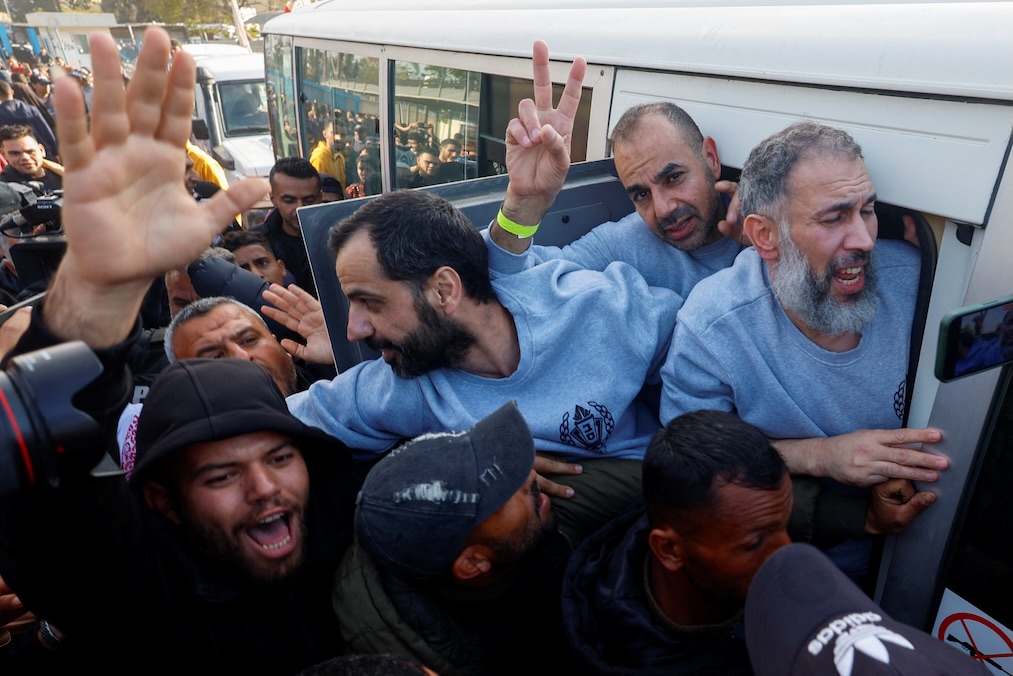 מחבלים ששוחררו לרמאללה בפעימה השנייה של עסקת החטופים והפסקת האש (צילום: REUTERS/Mohammed Salem) מחבלים ששוחררו לרמאללה בפעימה השנייה של עסקת החטופים והפסקת האש (צילום: REUTERS/Mohammed Salem)