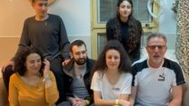 משפחת גונן בהצהרה לפני ארוחת שישי ראשונה עם רומי מאז השחרור (צילום: מטה משפחות החטופים)