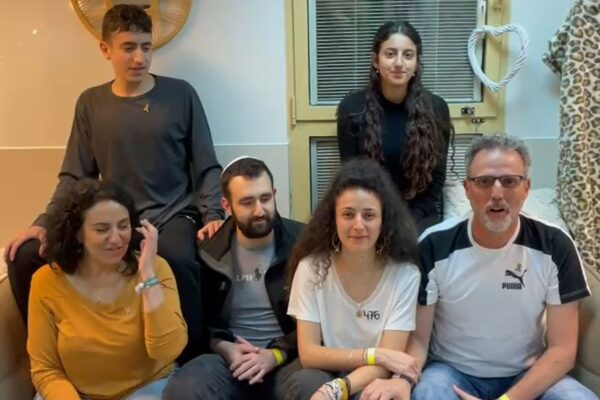 משפחת גונן בהצהרה לפני ארוחת שישי ראשונה עם רומי מאז השחרור (צילום: מטה משפחות החטופים)