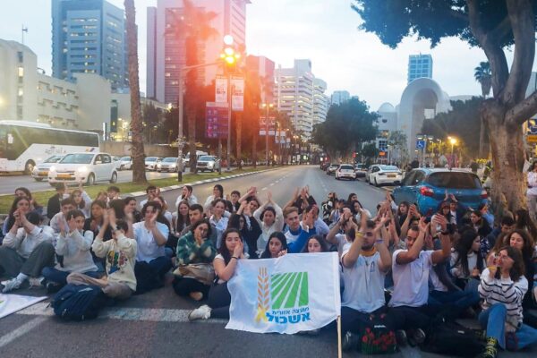 מחאת בני נוער מול הקריה בקריאה לעסקה לשחרור חטופים (צילום: מיכל מרנץ)