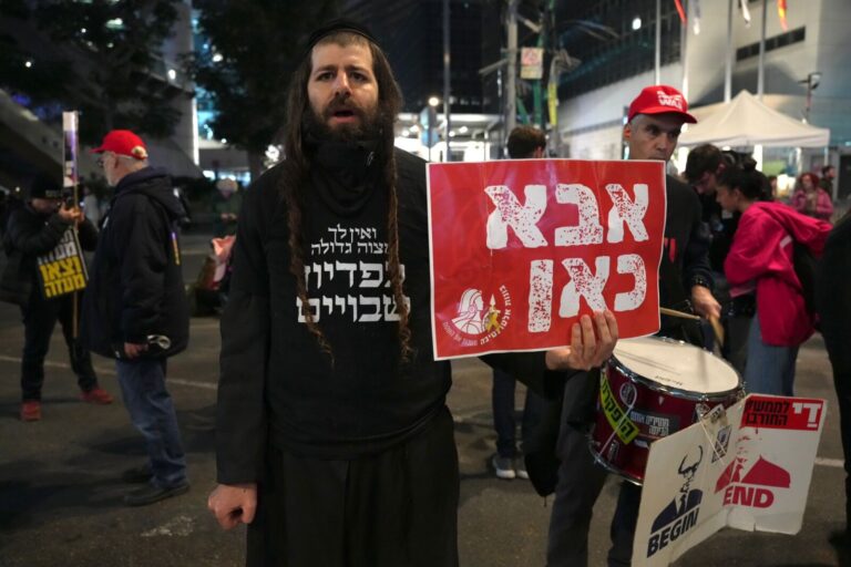 מפגין קורא לפדיון שבויים (צילום: כדיה לוי)