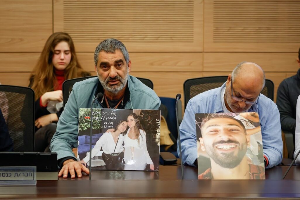 מנשה מנצורי (משמאל), אביהן של רויה ונורל מנצורי שנרצחו בנובה, בדיון בוועדת החוקה בשבוע שעבר (צילום: נועם מושקוביץ, דוברות הכנסת)