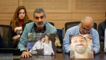 מנשה מנצורי (משמאל), אביהן של רויה ונורל מנצורי שנרצחו בנובה, בדיון בוועדת החוקה בשבוע שעבר (צילום: נועם מושקוביץ, דוברות הכנסת)