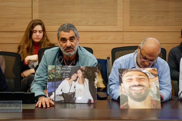 מנשה מנצורי (משמאל), אביהן של רויה ונורל מנצורי שנרצחו בנובה, בדיון בוועדת החוקה בשבוע שעבר (צילום: נועם מושקוביץ, דוברות הכנסת)