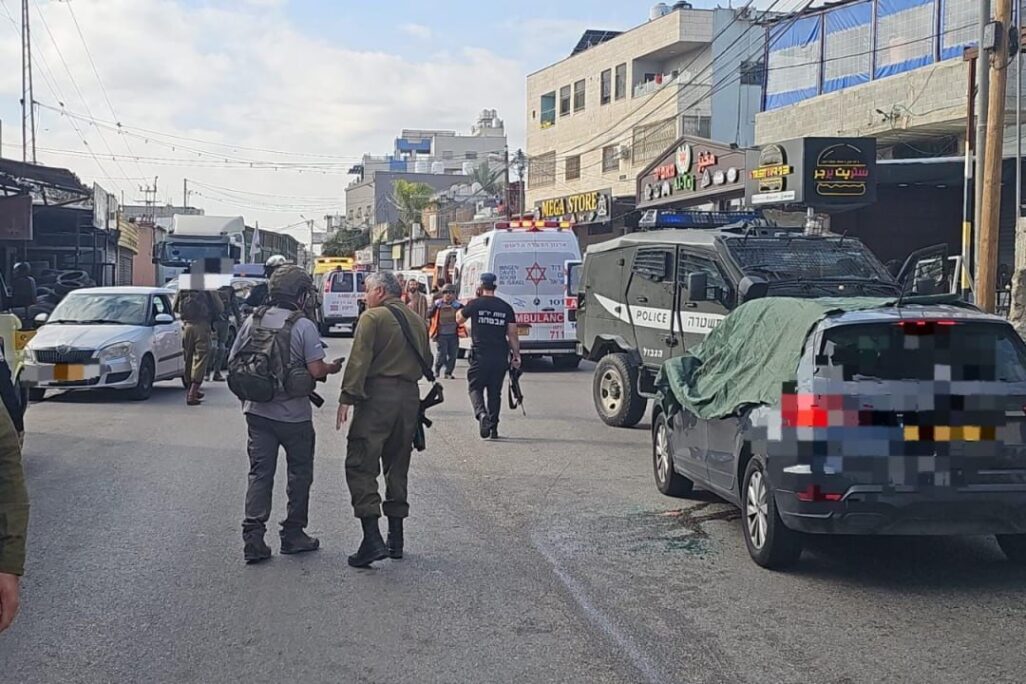 זירת הפיגוע סמוך לקדומים (צילום: מד"א) זירת הפיגוע סמוך לקדומים (צילום: מד"א)