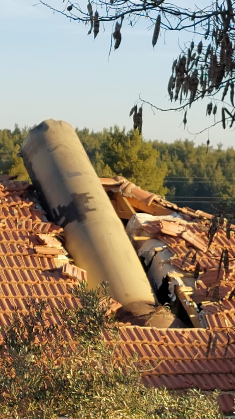 פגיעה בבית באזור בית שמש, לאחר שיגור טיל מתימן ונסיונות יירוט (צילום: דוברות המשטרה)