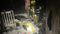 כוחות כבאות והצלה בבניין בבניין שפרצה בו שריפה בבית שאן (צילום: כבאות והצלה לישראל)