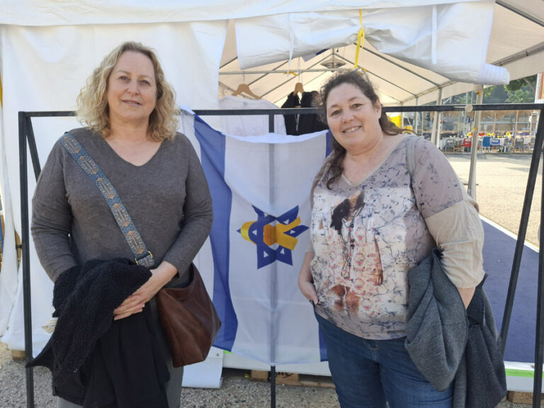 רקפת (מימין) וליאת. רקפת: "יש פה אנשים שיסחבו את זה כל החיים – החטופים והמשפחות שלהם. מה יהיה עליהם? הם יוכלו להשתקם?" (צילום: הדס יום טוב)