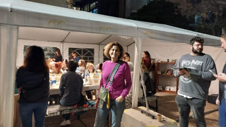 רינה חדד בהפרשת חלה למען החטוף בר קופרשטיין בכיכר החטופים (צילום: מיכל מרנץ)